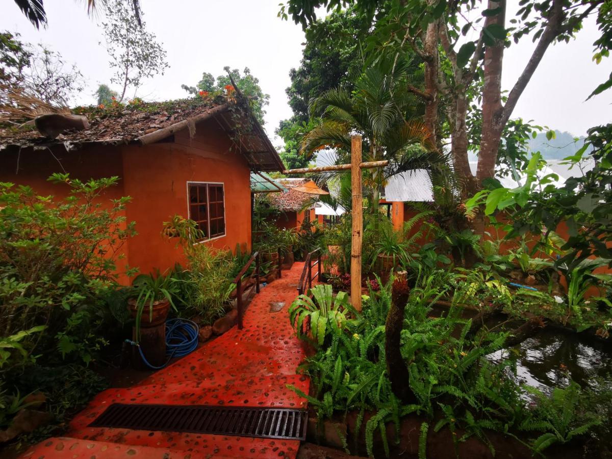 บ้านดินโฮมสเตย์ ปางอุ๋ง Ban Huai Makhuea Som Exterior photo