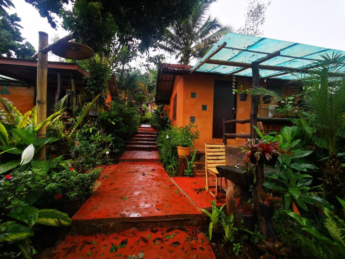บ้านดินโฮมสเตย์ ปางอุ๋ง Ban Huai Makhuea Som Exterior photo
