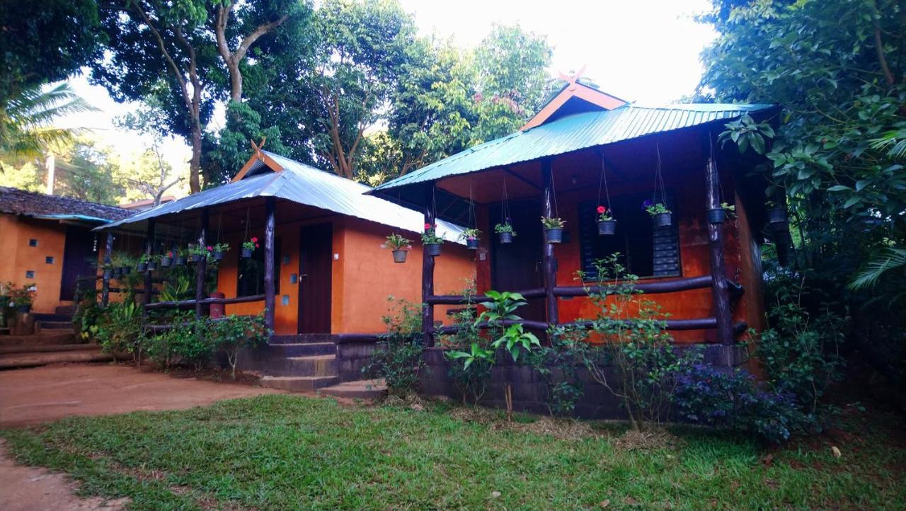 บ้านดินโฮมสเตย์ ปางอุ๋ง Ban Huai Makhuea Som Exterior photo